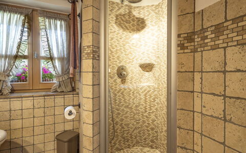 Chalet Ralon: Armatur, Flooring, Interior Design, Fussboden, Badezimmer, Installation, Fliese, Zapfhahn, Decke, Zimmer
