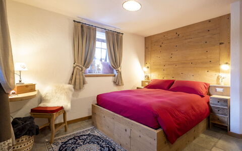 Chalet Ralon: Möbel, Interior Design, Holz, Decke, Zimmer, Flooring, Fussboden, Bett, Beleuchtung, Schlafzimmer
