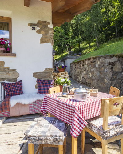 Chalet Ralon: Möbel, Stuhl, Gartenmöbel, Hütte, Blumentopf, Zimmerpflanze, Tisch Im Freien, Garten, Küche & Esszimmer Tisch, Terrasse
