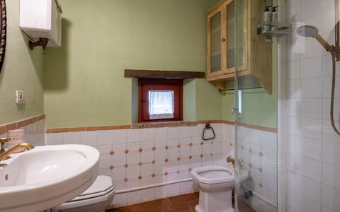 Villa Santa Barbara: Badezimmer, Armatur, Bad Sink, Wand, Interior Design, Sinken, Flooring, Toilleten Sitz, Toilette, Zapfhahn
