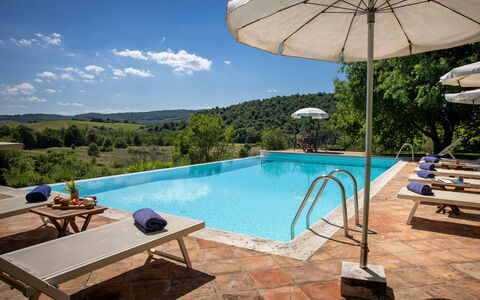 Villa Santa Barbara, Pool and Relax, Siena Country: Schwimmbad, Blau, Gartenmöbel, Resort, Sonnenliege, Thermae, Eco Hotel, Hazienda, Villa, Hotel