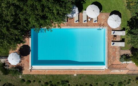 Villa Santa Barbara: Schwimmbad, Blau, Wasser, Gartenmöbel, Resort, Thermae, Verbundwerkstoff, Sonnenliege, Eco Hotel, Freizeit