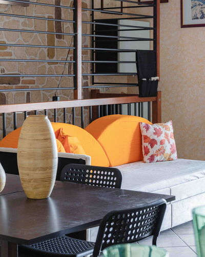 Casa Dolceconero: Möbel, Interior Design, Wand, Stuhl, Tabelle, Flooring, Fussboden, Beleuchtung, Wohnzimmer, Orange