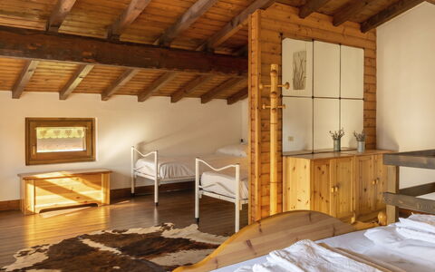 Il Cervo: Holz, Interior Design, Möbel, Decke, Flooring, Fussboden, Zimmer, Bett, Schlafzimmer, Holzbeize
