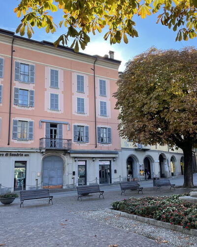 Una Finestra sul Lago: Fenster, Gebäude, Stadt, \Stadt, Fassade, Nachbarschaft, Öffentlicher Raum, Wohngebiet, Strasse, Menschliche Siedlung
