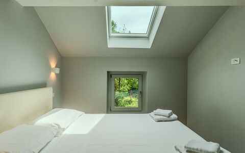 Zani: Interior Design, Schlafzimmer, Decke, Bett, Fussboden, Bedding, Bettdecke, Zimmer, Bettrahmen, Kissen