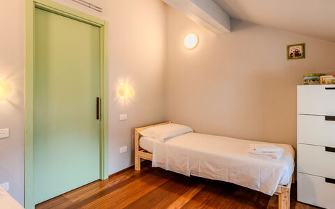 Zani: Möbel, Flooring, Interior Design, Fussboden, Wand, Schlafzimmer, Holz, Bett, Decke, Holzboden
