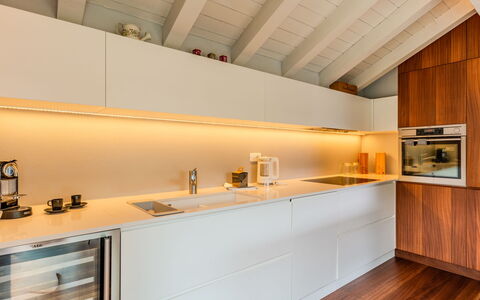 Zani: Küche, Interior Design, Flooring, Countertop, Holz, Decke, Fussboden, Cabinetry, Beleuchtung, Küchengerät