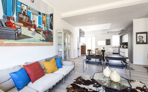 Art&Sea House: Möbel, Interior Design, Couch, Flooring, Wohnzimmer, Fussboden, Tabelle, Decke, Zimmer, Wohnung
