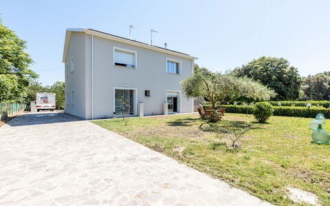 Art&Sea House: Wohngebiet, Strauch, Zuhause, Haus, Auffahrt, Estate, Garten, Vorort, Landscaping, Schatten