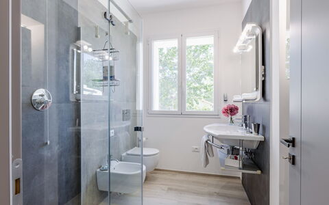 Art&Sea House: Badezimmer, Armatur, Interior Design, Flooring, Fussboden, Toilette, Sinken, Zapfhahn, Installation, Bad Sink