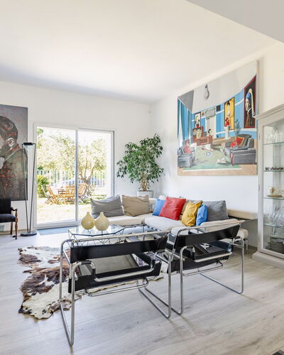 Art and Sea House: Möbel, Interior Design, Flooring, Wand, Fussboden, Holz, Decke, Couch, Tabelle, Wohnzimmer