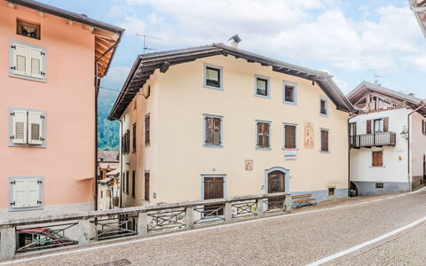 Silvia: Fenster, Zuhause, Urban Design, Tür, Wohnung, Balkon