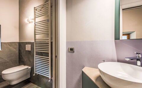 Silvia: Flooring, Interior Design, Wand, Armatur, Fussboden, Badezimmer, Decke, Toilette, Installation, Zimmer