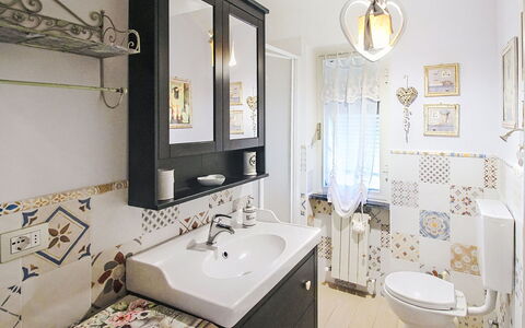 La Casa Azzurra: Interior Design, Wand, Flooring, Bad Sink, Armatur, Badezimmer, Fussboden, Sinken, Zapfhahn, Decke