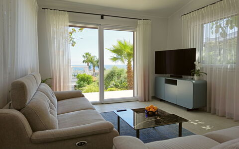 Oasis Villa Sanremo: Möbel, Interior Design, Couch, Wohnung, Wohnzimmer, Zuhause, Fussboden, Flooring, Beleuchtung, Tabelle