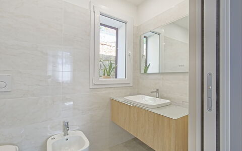 Oasis Villa Sanremo: Flooring, Badezimmer, Armatur, Fussboden, Sinken, Bad Sink, Interior Design, Toilette, Zapfhahn, Installation