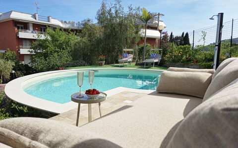 Oasis Villa Sanremo: Möbel, Schwimmbad, Gartenmöbel, Stuhl, Resort, Regenschirm, Eco Hotel, Schatten, Hinterhof, Garten