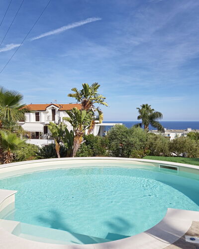 Oasis Villa Sanremo: Schwimmbad, Resort, Verbundwerkstoff, Freizeit, Eco Hotel, Gartenmöbel, Schatten, Hotel, Hazienda, Estate