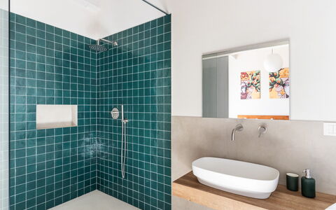 Villa Maddalena: Flooring, Fussboden, Armatur, Fliese, Badezimmer, Installation, Keramik, Zapfhahn, Toilette