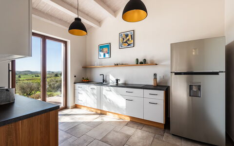 Villa Maddalena: Küche, Küchengerät, Countertop, Interior Design, Möbel, Cabinetry, Major Appliance, Flooring, Haushaltsgerät, Zuhause