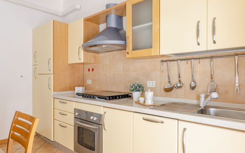 Casa Acquamarina: Küche, Countertop, Küchengerät, Holz, Major Appliance, Möbel, Flooring, Interior Design, Cabinetry, Spüle