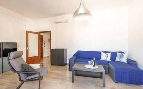 Casa Acquamarina: Möbel, Interior Design, Flooring, Fussboden, Couch, Holz, Zimmer, Wohnzimmer, Tabelle, Wohnung
