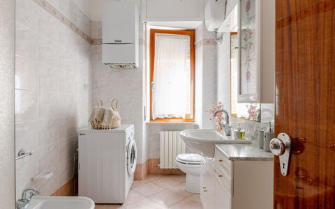 Casa Acquamarina: Armatur, Flooring, Interior Design, Sinken, Badezimmer, Fussboden, Zapfhahn, Bad Sink, Installation, Zimmer