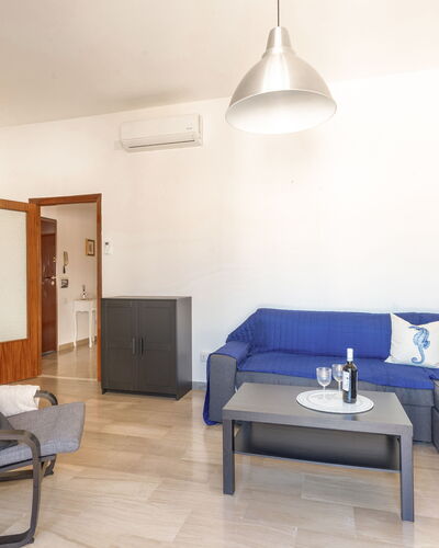 Casa Acquamarina: Möbel, Interior Design, Flooring, Fussboden, Couch, Holz, Zimmer, Wohnzimmer, Tabelle, Wohnung