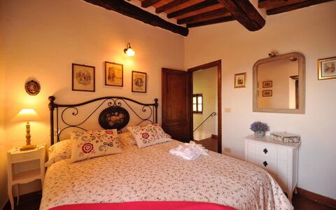 Oliveta: Bett, Möbel, Schlafzimmer, Wand, Bettdecke, Interior Design, Bedding, Decke, Fussboden, Bettrahmen