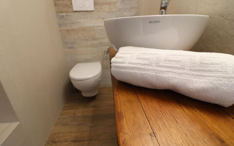 Sveva: Flooring, Fussboden, Holz, Badezimmer, Interior Design, Armatur, Fliese, Installation, Zimmer, Holzboden