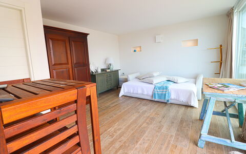Sveva: Möbel, Flooring, Fussboden, Holz, Interior Design, Bett, Holzboden, Schlafzimmer, Beleuchtung, Zimmer