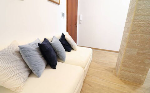 Casa Aurora a Otranto: Möbel, Flooring, Fussboden, Couch, Interior Design, Holz, Kissen, Wohnzimmer, Holzboden, Dekokissen