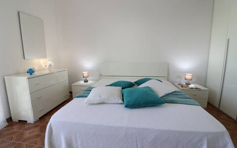 Casa Aurora a Otranto: Bett, Möbel, Bedding, Schlafzimmer, Bettdecke, Interior Design, Linens, Holz, Flooring, Fussboden