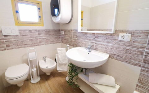 Casa Aurora a Otranto: Flooring, Toilleten Sitz, Fussboden, Interior Design, Toilette, Armatur, Badezimmer, Installation, Fliese, Sinken