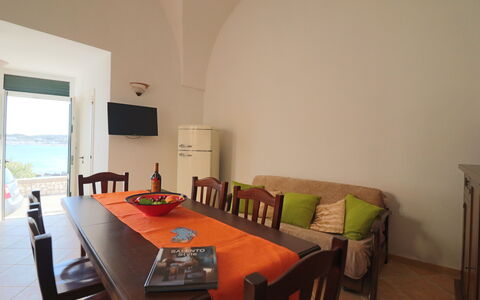 Casa Rachele a Otranto: Möbel, Küche & Esszimmer Tisch, Stuhl, Holzbeize, Hartholz, Esszimmer, Lack, Tisch Im Freien, Major Appliance, Restaurant