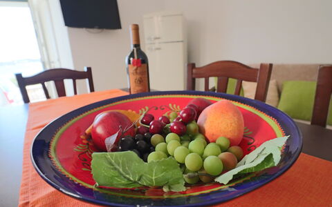 Casa Rachele a Otranto: Geschirr, Essen, Servierware, Dishware, Tabelle, Möbel, Teller, Obst, Zutat, Tischdecke