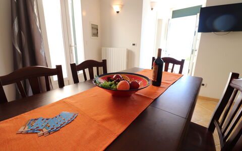 Casa Rachele a Otranto: Möbel, Tabelle, Geschirr, Holz, Interior Design, Esszimmer, Tischdecke, Küche & Esszimmer Tisch, Stuhl, Flooring