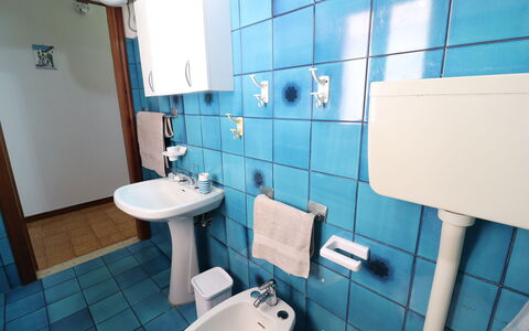 Margherita: Flooring, Fussboden, Armatur, Interior Design, Möbel, Bad Sink, Zapfhahn, Badezimmer, Sinken, Installation
