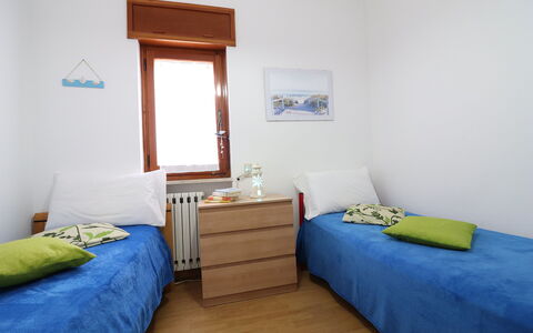Margherita: Möbel, Flooring, Fussboden, Interior Design, Schlafzimmer, Holz, Bett, Zimmer, Textil, Bettdecke