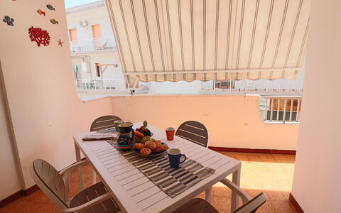Margherita: Holz, Möbel, Interior Design, Stuhl, Fussboden, Balkon, Küche & Esszimmer Tisch, Schatten, Gartenmöbel, Tisch Im Freien