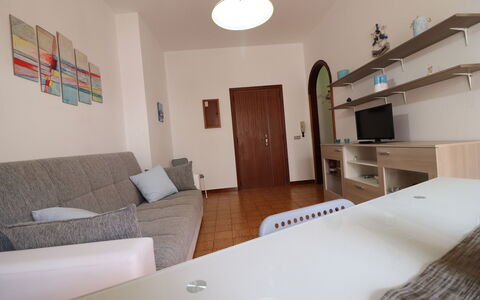 Margherita: Möbel, Flooring, Interior Design, Fussboden, Holz, Zimmer, Wohnzimmer, Fernsehen, Beleuchtung, Tabelle