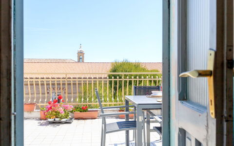 Attico del Corso: Wohnung, Blumentopf, Stuhl, Zimmerpflanze, Holzbeize, Gartenmöbel, Küche & Esszimmer Tisch, Balkon