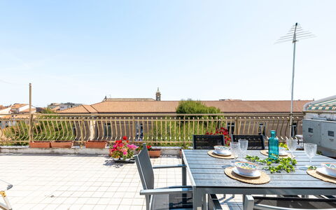 Attico del Corso: Möbel, Wohnung, Stuhl, Schatten, Gartenmöbel, Balkon, Küche & Esszimmer Tisch, Zimmerpflanze, Blumentopf, Tisch Im Freien