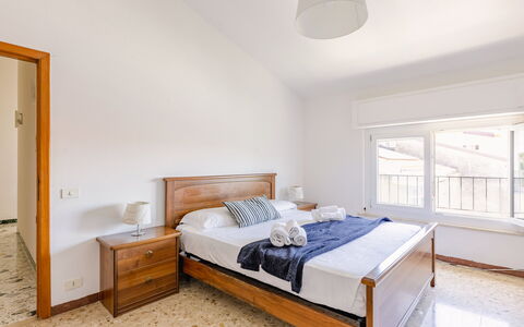 Attico del Corso: Bett, Möbel, Schlafzimmer, Flooring, Interior Design, Fussboden, Bedding, Bettdecke, Holz, Zimmer