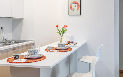 Suite Pineta: Möbel, Interior Design, Küche, Holz, Flooring, Countertop, Tabelle, Küchengerät, Fussboden, Zimmer