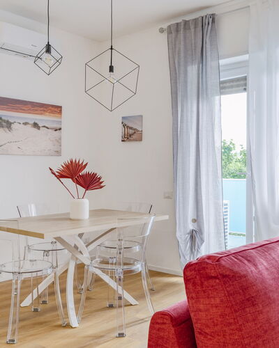 Suite Pineta: Möbel, Interior Design, Flooring, Fussboden, Holz, Tabelle, Zimmer, Decke, Textil, Wohnzimmer