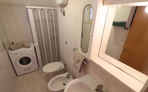 Marta: Flooring, Fussboden, Armatur, Interior Design, Badezimmer, Zimmer, Toilette, Installation, Sinken, Bad Sink