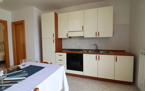 Marta: Flooring, Holz, Möbel, Küche, Fussboden, Interior Design, Küchengerät, Major Appliance, Countertop, Cabinetry