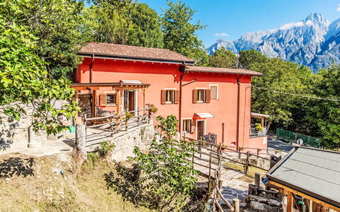 Sorico Albonico 697: Gebirge, Bergstation, Hütte, Steigung, Senke, Dorf, Alpen, Bergdorf, Veranda, Grat